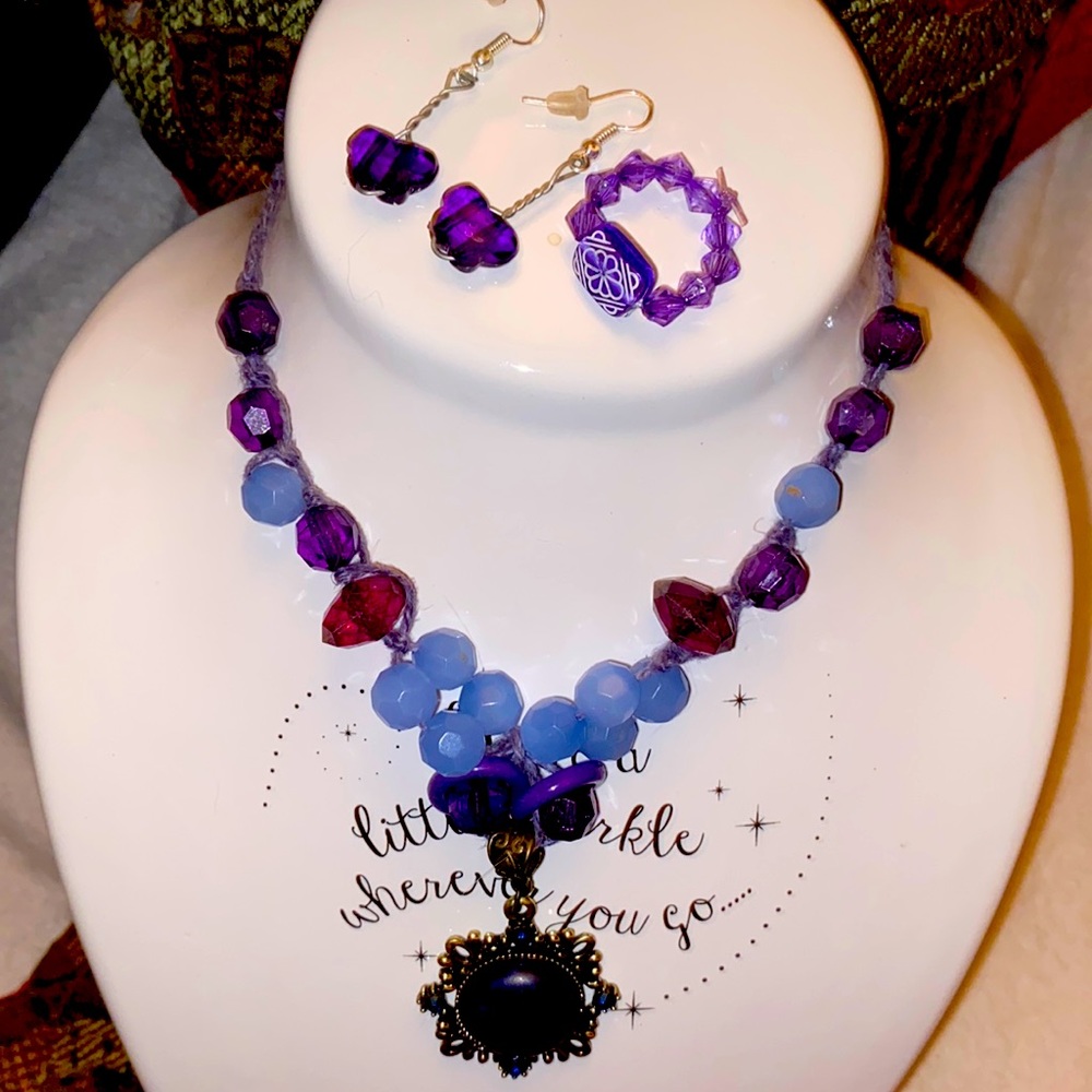 Vintage beaded pendant necklace are with string thread and extension silvertone